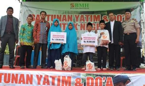 Suasana simbolis penyerahan beasiswa yatim dan dhuafa dalam rangkaian acara 1.000 Anak Yatim Dhuafa Laznas BMH Doa Keselamatan untuk Negeri.