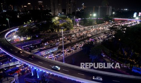  Suasana simpang susun semanggi saat dilakukannya uji coba open traffic di Jakarta, Jumat (28/7). 