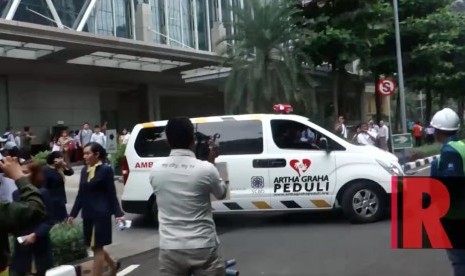 Suasana simulasi evakuasi bencana di gedung Equity Tower, Rabu (26/4) siang WIB. Simulasi tersebut dilakukan untuk memperingati Hari Kesiapsiagaan Bencana Nasional (HKBN).