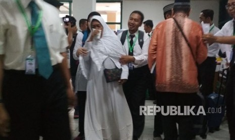 Suasana simulasi kedatangan jamaah haji dalam pelatihan petugas haji di Asrama Haji Pondok Gede,  Jakarta, Ahad (3/5)