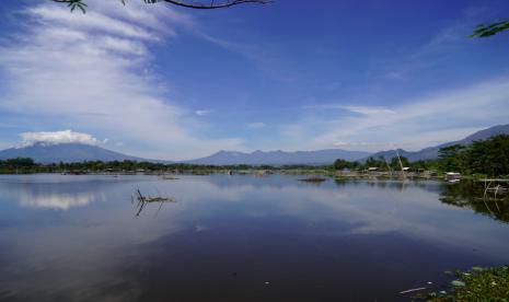 Suasana Situ Bagendit di Kecamatan Banyuresmi, Kabupaten Garut, Selasa (3/11).