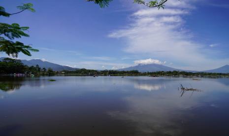 Suasana Situ Bagendit di Kecamatan Banyuresmi, Kabupaten Garut,