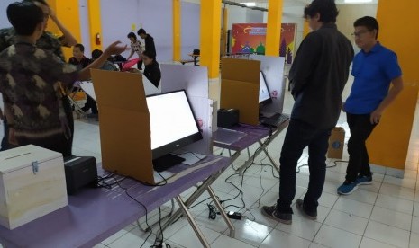 Suasana sosialisasi dan simulasi pemilihan kepala desa berbasis e-voting yang dilaksanakan Universitas Amikom Yogyakarta. 