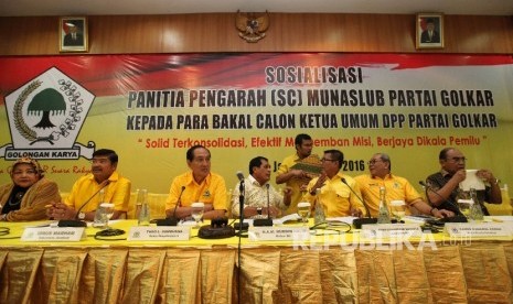   Suasana sosialisasi Munaslub Kepada Para bakal calon Ketua Umum DPP Partai Golkar oleh Panitia Pengarah (SC) Munaslub Golkar di kantor DPP Partai Golkar, Jakarta, Senin (2/5).(Republika/Rakhmawaty La'lang)