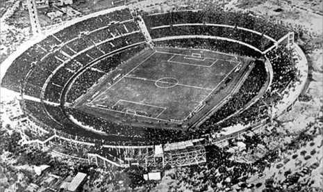 Suasana Stadion Centenario di Montevideo, Uruguay, saat tuan rumah menggulung Timnas Argentina 4-2 di laga final Piala Dunia pertama pada 30 Juli 1930 untuk memenangkan piala Jules Rimet. 