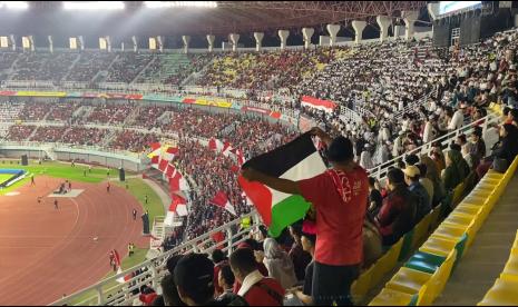 Suasana Stadion Gelora Bung Tomo, Surabaya, Jawa Timur