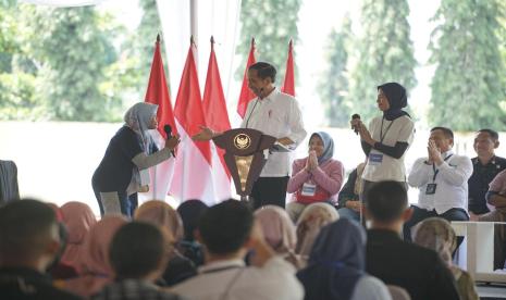 Suasana Stadion Gemilang Kabupaten Magelang, Jawa Tengah, bercampur haru dan antusias karena kehadiran Presiden Republik Indonesia Joko Widodo (Jokowi) di tengah 2.500 ibu-ibu nasabah PNM Mekaar. 