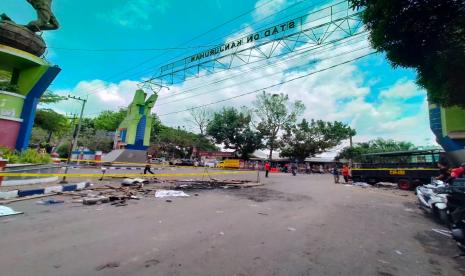 Suasana Stadion Kanjuruhan, Kepanjen, Kabupaten Malang setelah tragedi yang menyebabkan ratusan orang meninggal dunia, Ahad (2/10/2022). 