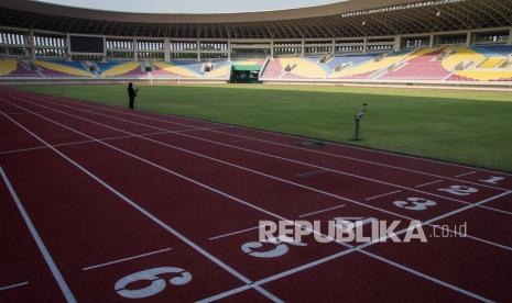 Suasana Stadion Manahan di Kota Solo, Jawa Tengah, Jumat (6/11/2020). Kementerian Pekerjaan Umum dan Perumahan Rakyat (PUPR) mulai melakukan renovasi empat lapangan pendukung untuk latihan dan Stadion Manahan yang akan menjadi venue utama pertandingan Piala Dunia U-20 tahun depan. 