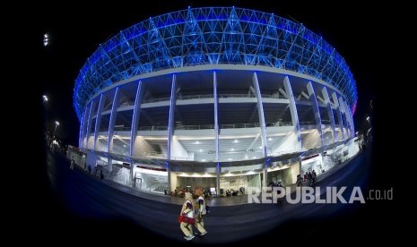 Suasana Stadion Utama Gelora Bung Karno yang dihiasi lampu warna warni di Jakarta, Selasa (13/2) malam.