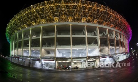 Suasana Stadion Utama Gelora Bung Karno yang dihiasi lampu warna warni di Jakarta, Selasa (13/2) malam.