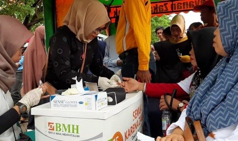 Suasana stan  BMH yang ramai dikunjungi warga untuk cek kesehatan di Pantai Losari, Makassar.