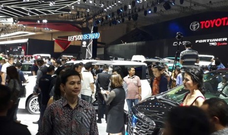 Suasana stan Toyota di  Gaikindo Indonesia International Auto Show