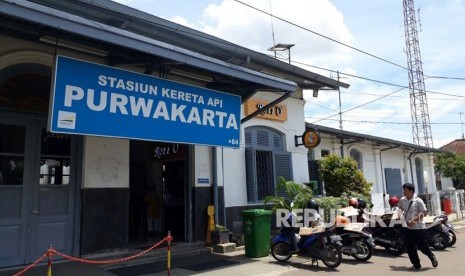 Suasana Stasiun kereta api Kabupaten Purwakarta, yang tampak sepi pasca terjadinya longsor di Kabupaten Garut. Dampak dari bencana longsor ini, tak terlalu berimbas pada penumpang kereta dari Purwakarta.