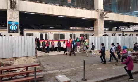 Suasana Stasiun Manggarai, Jakarta, Senin (13/8).