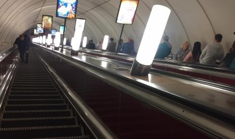 Suasana stasiun Metro di Saint Petersburg, Rusia, Rabu (27/6).