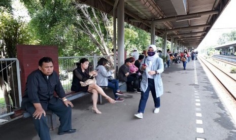 Suasana Stasiun Poris, Kota Tangerang, setelah sempat terjadi penumpukan penumpang akibat jadwal baru Commuter Line