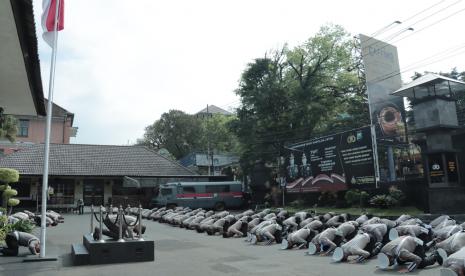 Suasana sujud massal di halaman Polresta Malang Kota (Makota), Senin (10/10/2022). Aksi ini ditunjukkan untuk meminta maaf kepada korban tragedi Kanjuruhan. Ahli forensik sebut sujud minta maaf polisi tak bermanfaat tanpa akuntabilitas jelas.