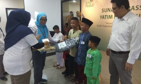 Suasana sunat anak yatim dan duafa yang digelar PLN, Kamis (28/6).