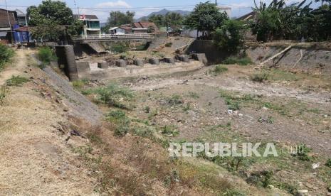 Suasana sungai Bendo Krosok yang mengering di Desa Maron, Kediri, Jawa Timur.  Sungai untuk irigasi pertanian kawasan sekitar hingga Kabupaten Nganjuk tersebut sebulan terakhir mengering karena musim kemarau. (ilustrasi)