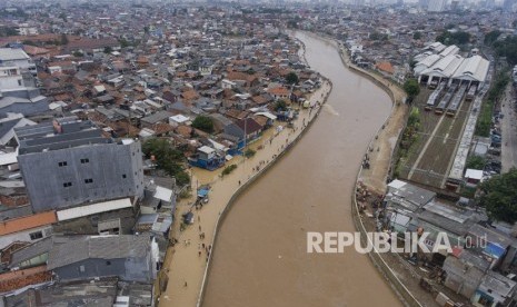 Suasana Sungai Ciliwung yang meluap dan merendam pemukiman warga. ilustrasi