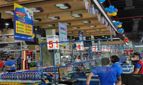 Suasana superstore Mitra10 di Riau, Pekanbaru. PT Catur Sentosa Adiprana Tbk membukukan laba bersih komprehensif sebesar Rp 113 miliar pada semester I 2022. Adapun capaian tersebut tumbuh 42 persen dibanding perolehan laba pada semester I 2021 sebesar Rp 79 miliar.