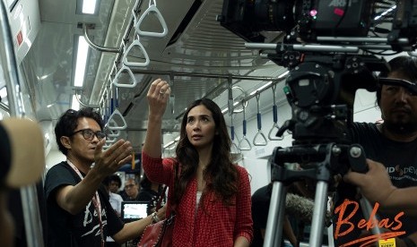 Suasana syuting film Bebas di dalam MRT Jakarta.