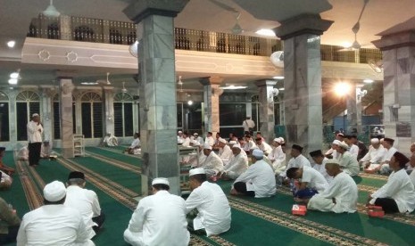 Suasana tablig akbar dan zikir di Masjid Besar Al-Barkah Gegesik, Kabupaten Cirebon, Sabtu (2/1).