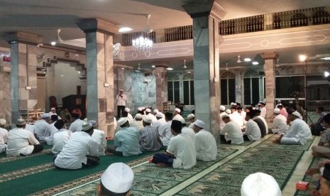 Suasana tabligh akbar dan zikir di Masjid Besar Al-Barkah Gegesik, Kabupaten Cirebon, Sabtu (2/1).