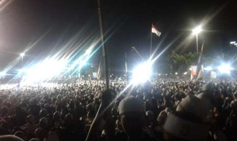 Suasana Tabligh Akbar Majelis Rasulullah di halaman Monas, Jakarta, Senin (8/10).