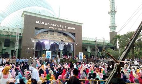 Suasana Tabligh Akbar Ustaz Abdul Somad bertema Hijrah Menuju Berkah di Masjid Al A'zhom, Kota Tangerang, Jumat malam (28/9).