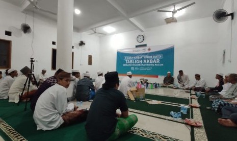 Suasana tabligh akbar yang diadakan oleh Laznas BMH untuk warga korban gempa dan tsunami di Desa Ujung Jaya, Banten.