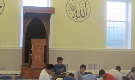 Suasana tadarus menjelang buka puasa di Masjid IMAAM Center, Silver Spring, Maryland