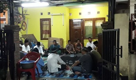 Suasana tahlilan di rumah almarhum Ipda Yudi Rospuji Siswanto di Kecamatan Tajurhalang, Kabupaten Bogor, Rabu (9/5) malam.