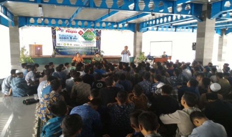 Suasana talk show IBF Goes To Pesantren di Ponpes Modern Ummul Quro Al Islami Bogor, Jawa Barat, Ahad (10/1). Talk show tersebut merupakan salah satu kegiatan pra-event Islamic Book Fair (IBF) yang akan digelar di Istora Gelora Bung Karno Jakarta, 26 Febru