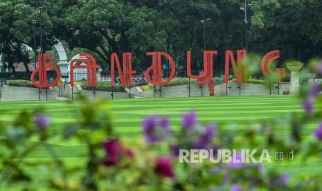 Suasana Taman Alun-Alun, Kota Bandung, yang sudah di revitalisasi, Jumat (21/9). 