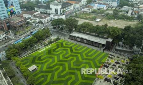 Suasana Taman Alun-Alun, Kota Bandung, yang sudah di revitalisasi, Jumat (21/9). 