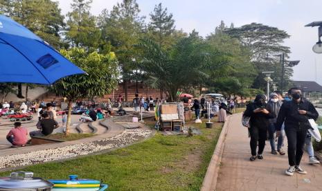 Suasana Taman Kota 2, Kecamatan Setu, Tangerang Selatan ramai dikunjungi warga. Pemkot Tangsel akan memperketat tempat wisata saat nataru.