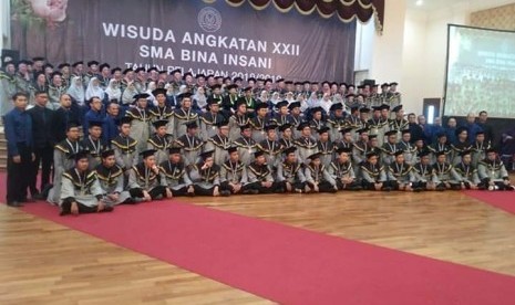 Suasana tanda syukur para wisudawan 