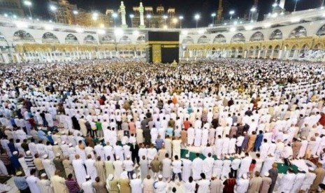 Suasana tarawih di akhir Ramadhan di Masjidil Haram.