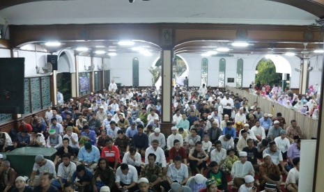 Suasana Tarawih malam pertama Ramadhan 1439 H di Masjid Agung Sunda Kelapa (MASK), Menteng, Jakarta Pusat, Rabu (16/5) malam.