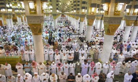 Suasana Tarawih pertama bulan Ramadhan tahun 2022 di Masjidil Haram. Ratusan ribu umat Islam padati masjid ini. Jamaah Padati Dua Masjid Suci di Makkah dan Madinah di Malam ke-27 Ramadhan