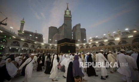 Suasana tawaf di Kabah, Masjidil Haram, Makkah