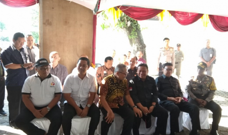 Suasana teleconference pemantauan Pilkada Serentak 2018 oleh Mendagri, Tjahjo Kumolo dan Ketua Bawaslu, Abhan, di Semarang, Rabu (27/6). 