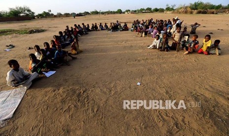 Suasana tempat belajar mengaji bagi anak-anak di selatan Kota Darfur, Sudan.