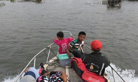 Suasana tempat wisata di Kawasan Pusat Restorasi dan Pembelajaran Mangrove (PRPR) di Segarajaya, Tarumajaya, Kabupaten Bekasi. Di sini pengunjung bisa menikmati hutan mangrove, makanan khas, jembatan merah, hingga wisata air keliling pulau.