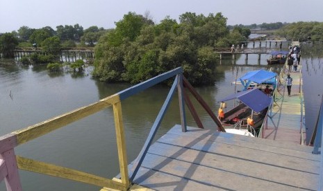 Suasana tempat wisata di Kawasan Pusat Restorasi dan Pembelajaran Mangrove (PRPR) di Segarajaya, Tarumajaya, Kabupaten Bekasi. Di sini pengunjung bisa menikmati hutan mangrove, makanan khas, jembatan merah, hingga wisata air keliling pulau.