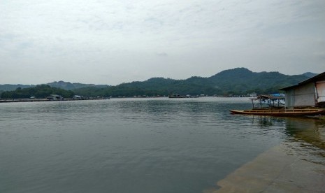 Suasana terkini di Kampung Karang Layung, Desa Cibinong, Kecamatan Jatiluhur, Purwakarta, pascapenggerebekan teroris yang berpura-pura ikut memancing di rumah apung.