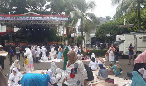 Suasana terkini di sekitar kediaman calon presiden (capres) nomor urut 02 Prabowo Subianto di Jalan Kertanegara 4, Kebayoran Baru, Jakarta, Jumat (19/4). 