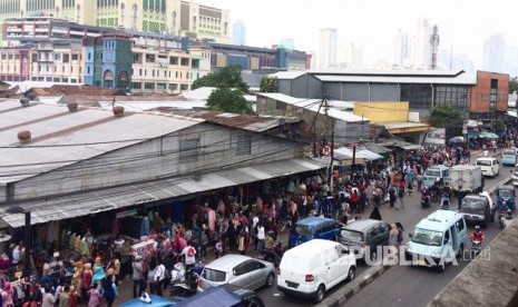 Suasana terkini trotoar pinggir Jalan Jatibaru Raya, Tanah Abang, Jakarta Pusat, ada segerombol Satpol PP di sebrang jalan namun tidak melakukan apa-apa, Jumat (12/5) pagi. 